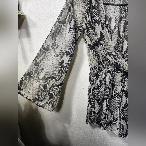 Women's Snake Print Bell Sleeve Romper Sz M Spring Festival Summer Vacation - Picture 4 of 6